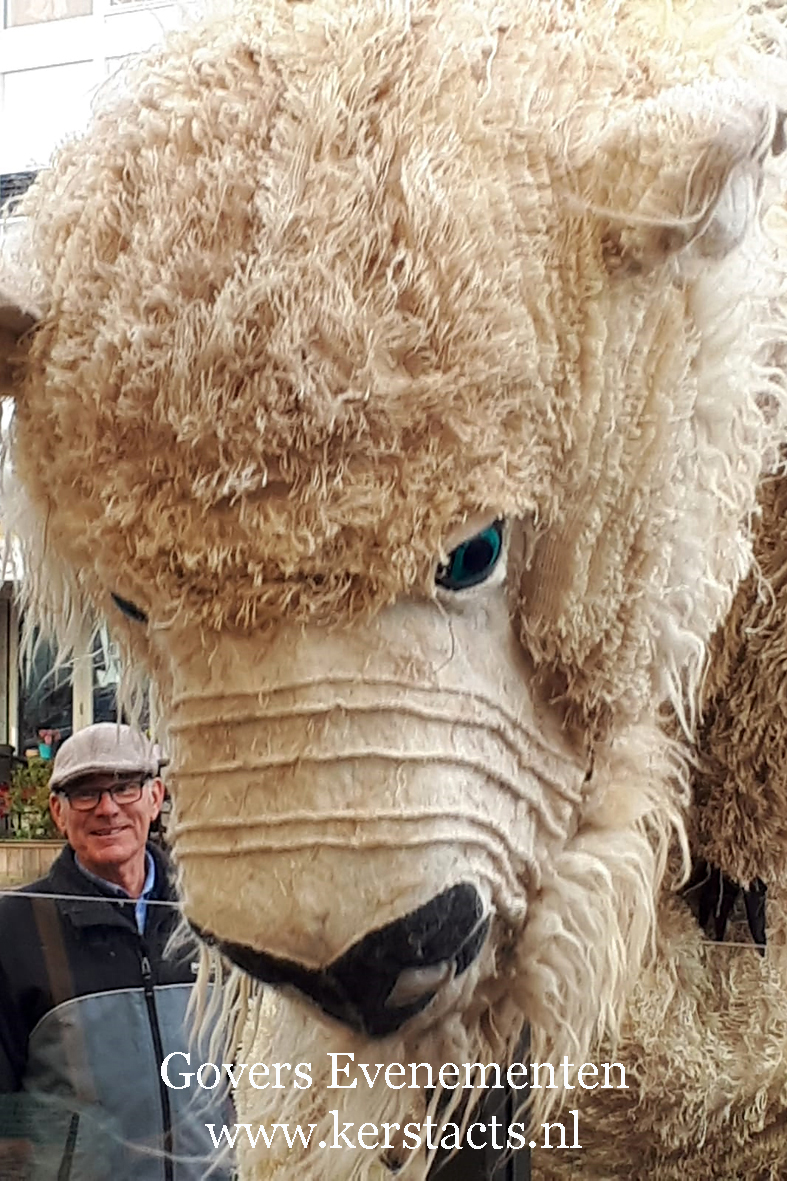 Winteract, winter op stelten, de grote verschrikkelijk lieve ijsbeer, steltenact, kerstacts, kerstact, kerst en winterentertainment, winter artiesten boeken, Govers Evenementen, kerst op stelten, winterse artiesten