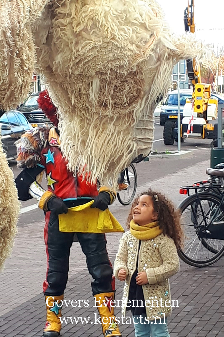 Doublee straattheater, Winteract, winter op stelten, de grote verschrikkelijk lieve ijsbeer, steltenact, kerstacts, kerstact, kerst en winterentertainment, winter artiesten boeken, Govers Evenementen, kerst op stelten, winterse artiesten