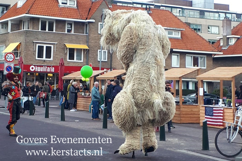 Winteract, winter op stelten, de grote verschrikkelijk lieve ijsbeer, steltenact, kerstacts, kerstact, kerst en winterentertainment, winter artiesten boeken, Govers Evenementen, kerst op stelten, winterse artiesten