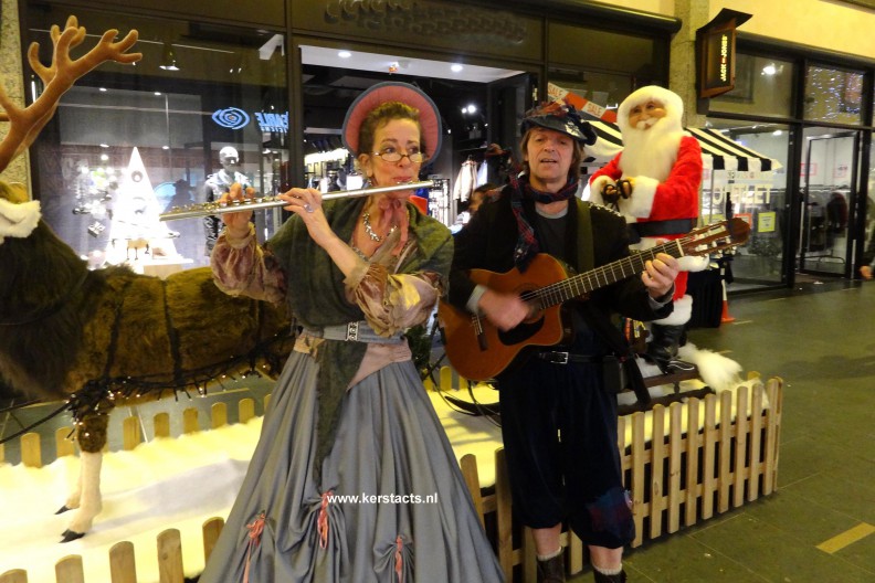 Dickens fluitist en Dickens zanger-gitarist Deze Dickensfluitist en gitarist spelen mooie kerstliedjes en melodietjes op uw Kerstevenement, december artiesten, kerstsfeer, kerstmuzikanten, kerstmarktmuziek, Muzikale act, kerstattractie, Winter Entertainment, Kersttrio, Kerstmis, Christmas Carols, Charles Dickens kerstkoortje, Muziek, Kerstmuziek, kerstact, kerstmuzikanten, Kerstacts, kerst attractie, muzikale acts, kerst acts, thema feest, Kerstfeest, Dickenskoor, Dickenskoortje, kerstliedsjes, Charles Dickens muzikanten, muziektrio, muziekduo, bandjes, feestmuziek, artiesten boeken, winter muziek, kerstkoor, kerstkoortje, muziek voor winkelcentrum, Kerstmuziek, Govers Evenementen