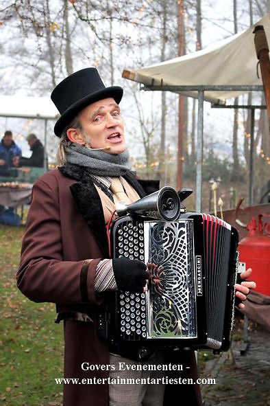 Dickens muzikanten Dickens Kerstmuziek accordeon en zang, www.kerstacts.nl