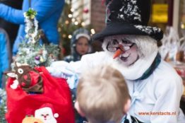 Winter Entertainment, de sneeuwpop muzikant zorgt op de kerstmarkt voor een gezellige kerstsfeer 