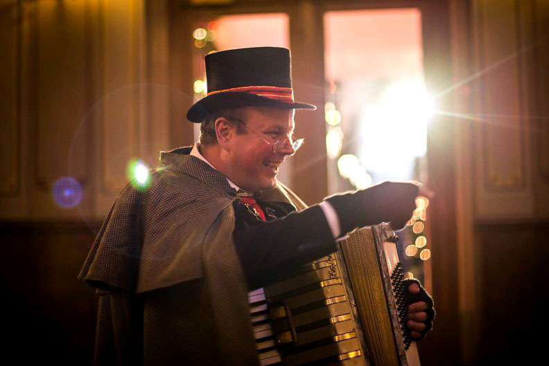 Dickens muzikant, accordeonist, Kerstmuziek, kerstmuzikant, zanger, accordeon, sfeervol kerstmuziek, Charles Dickens muzikanten, Kerst, Christmas muziek, themafeest, www.kerstacts.nl