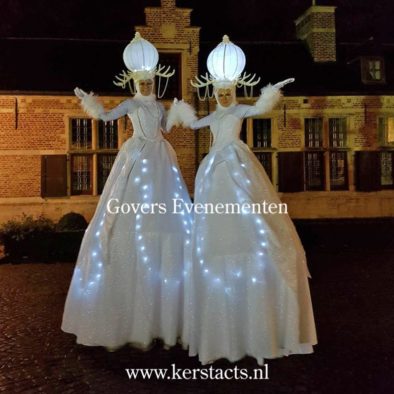 Dit steltenduo met muziek en verlichting zijn een ware eyecatcher op uw Kerst- en winterfeest.  Verwondering alom.. Winter op stelten. steltentheater, steltenact, steltenacts, steltenlopers, Govers Evenementen