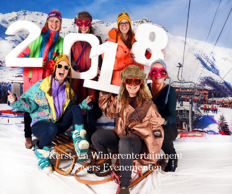 Kerstfotograaf - Funfotograaf maakt foto's in de sneeuw, in de slee, op de skipiste, komische afbeeldingen