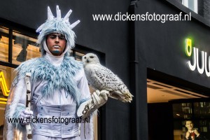 Indrukwekkend loopt Koning Winter met een sneeuwuil door uw winkelcentrum www.kerstacts.nl