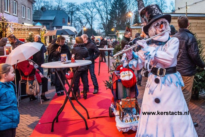 Winter Entertainment, de sneeuwpop muzikant zorgt op de kerstmarkt voor een gezellige kerstsfeer 