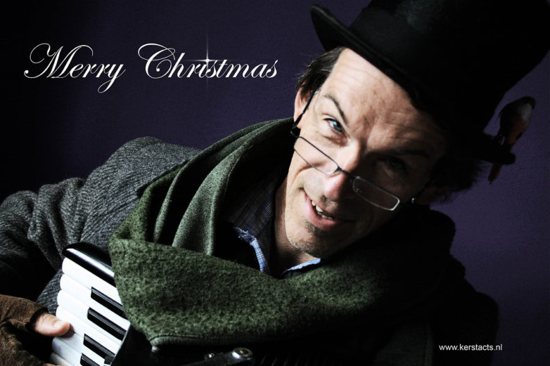 Kerstmuziek, Kerstmuzikant Scrooge zanger accordeonist zorgt voor de juiste kerstsfeer, www.kerstacts.nl