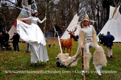 Steltenlopers steltentheater steltenact, Mystieke Stelten bos-act winterentertainment winter wit kerstacts