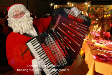 Santa's Delivery, Kerstattenties, Kerstpakketten bezorgen, Muzikale Kerstaubade, Kerstartiest, Kersttijd, Kerstman, Kerstelf, Dickenscrooner, Kerstengel, Kerstlied, Kerstliedjes, kerstmuziek, kerstmuzikanten, bandje, kerstentertainment, kerstartiesten boeken, muzikanten boeken, kerstkoor, themafeest, winterentertainment, wintermuziek, muziektrio, muziekduo, kerstzanger, kerstact, kerst repertoire, kersttijd, akoestiche muziek, mobiele muziek, winterfeest, nieuwjaarsfeest, stijlvolle muziek, muzikaal entertainment, kerstmis, kerstdiner, kerstborrel, kerstviering, kerstmarkt, kerstman muziek, white Christmas, Govers Evenementen, De muzikale kerstman. Hij is een graag geziene muzikant bij winkelcentra`s, Braderie, Beurzen, openingen, personeelsfeesten jaarmarkten, www.kerstacts.nl