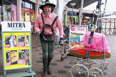 Winter entertainment, skileraar, acteur, apres ski, thema artiesten, artiesten boeken, kerst en winter entertainment, straattheater voor de winter, winters wit, Govers Evenementen, www.kerstacts.nl