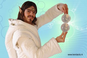 Kristallen bal jongleur. Winters wit entertainment, jongleur, straattheater, kerst- en wintershow, jongleren, Govers Evenementen