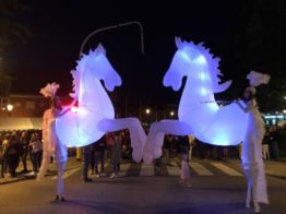 Witte paardjes Verlicht, een wervelende stelten-act! Govers Evenementen Witte Winterpaardjes, verlicht, steltenact, steltenlopers, steltentheater, stelten, Kerstacts.nl, Govers Evenementen, straattheater, bruiloft entertainment, themafeest paard, paarden, paardjes