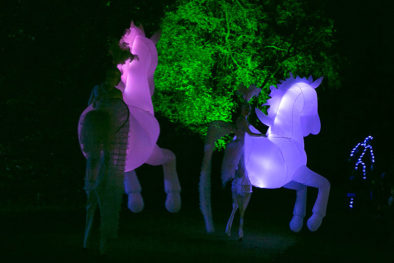 Witte paardjes Verlicht, een wervelende stelten-act! Govers Evenementen Witte Winterpaardjes, verlicht, steltenact, steltenlopers, steltentheater, stelten, Kerstacts.nl, Govers Evenementen, straattheater, bruiloft entertainment, themafeest paard, paarden, paardjes